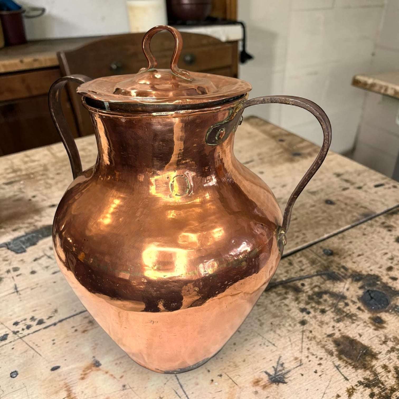  Uma peça com presença, história e grande valor decorativo para colecionadores em Espanha e Portugal.