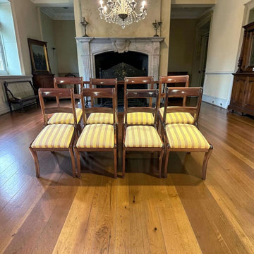 Este lote de Sillas de caoba es perfecto para quienes buscan muebles elegantes, duraderos y atemporales, capaces de vestir cualquier estancia con sofisticación.