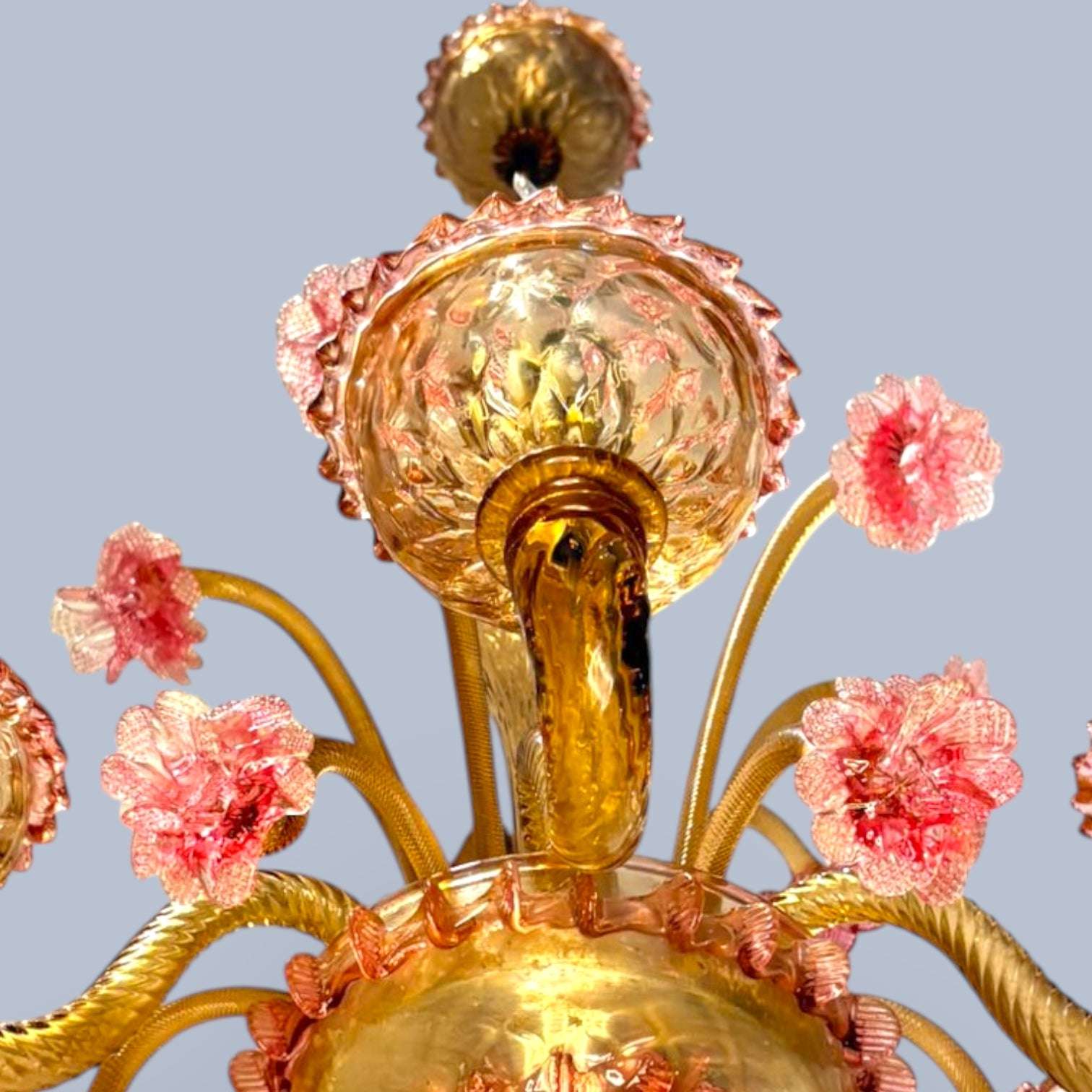  Esta tradición artesanal se remonta al siglo XIII, cuando la República de Venecia ordenó trasladar allí todos los hornos de vidrio para evitar los incendios que amenazaban las construcciones de madera de la ciudad.