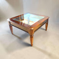 Esta magnífica Mesa baja resulta perfecta para colocar frente al sofá, acompañar una zona de estar o completar un salón distinguido con un mueble práctico y decorativo al mismo tiempo.

