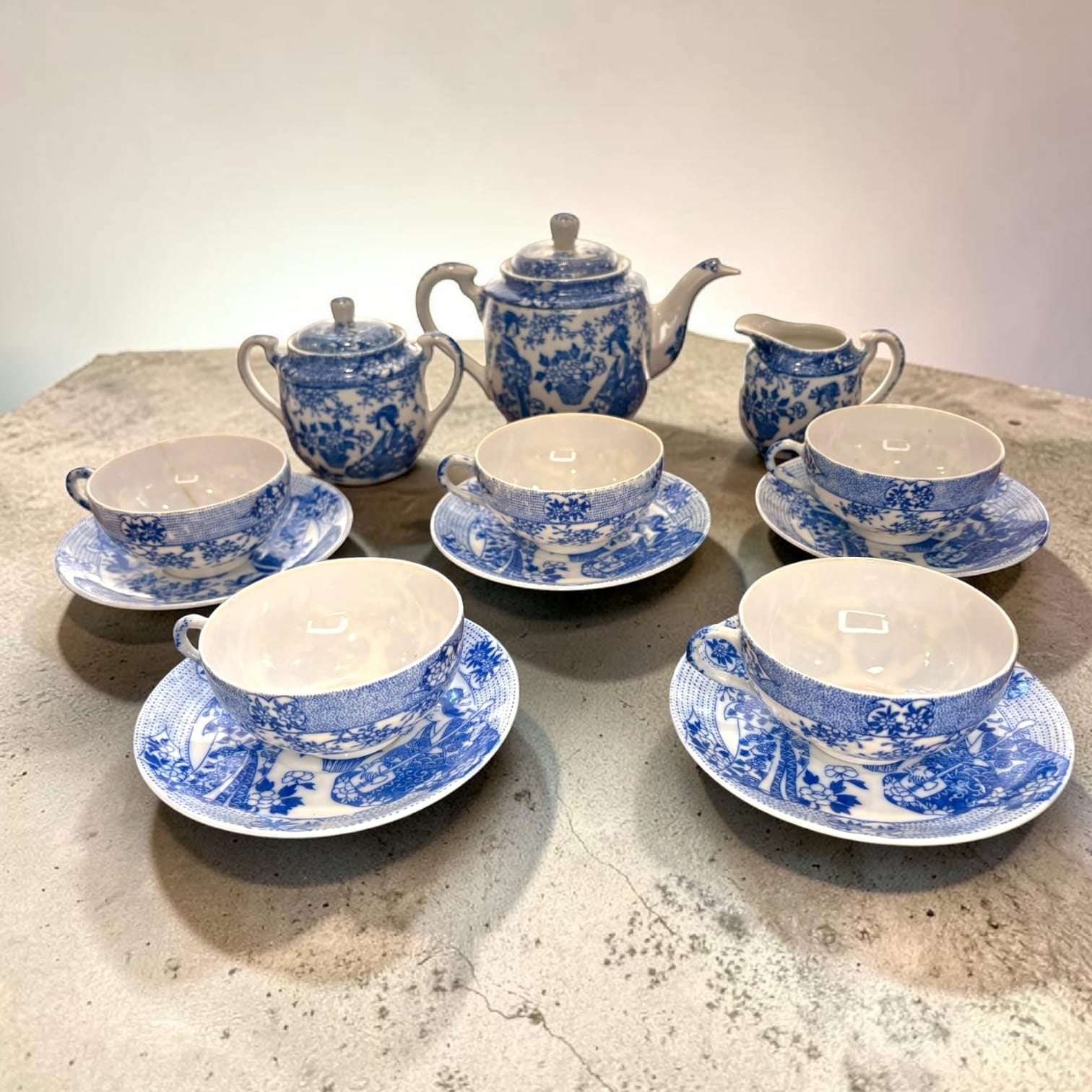 En las imágenes se aprecia una decoración azul muy rica, con escenas orientales, flores, hojas y cenefas finas que recorren las piezas. 