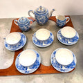 Su función original era servir café en reuniones, sobremesas y momentos especiales, aunque también puede utilizarse hoy para té, infusiones o como pieza decorativa en vitrina, aparador o mesa auxiliar. 