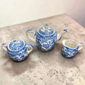 Este Juego de café conserva pequeños daños derivados del uso, señales que refuerzan su carácter antiguo y aportan autenticidad visual. Uma peça com encanto oriental, perfeita para colecionadores em Espanha e Portugal.