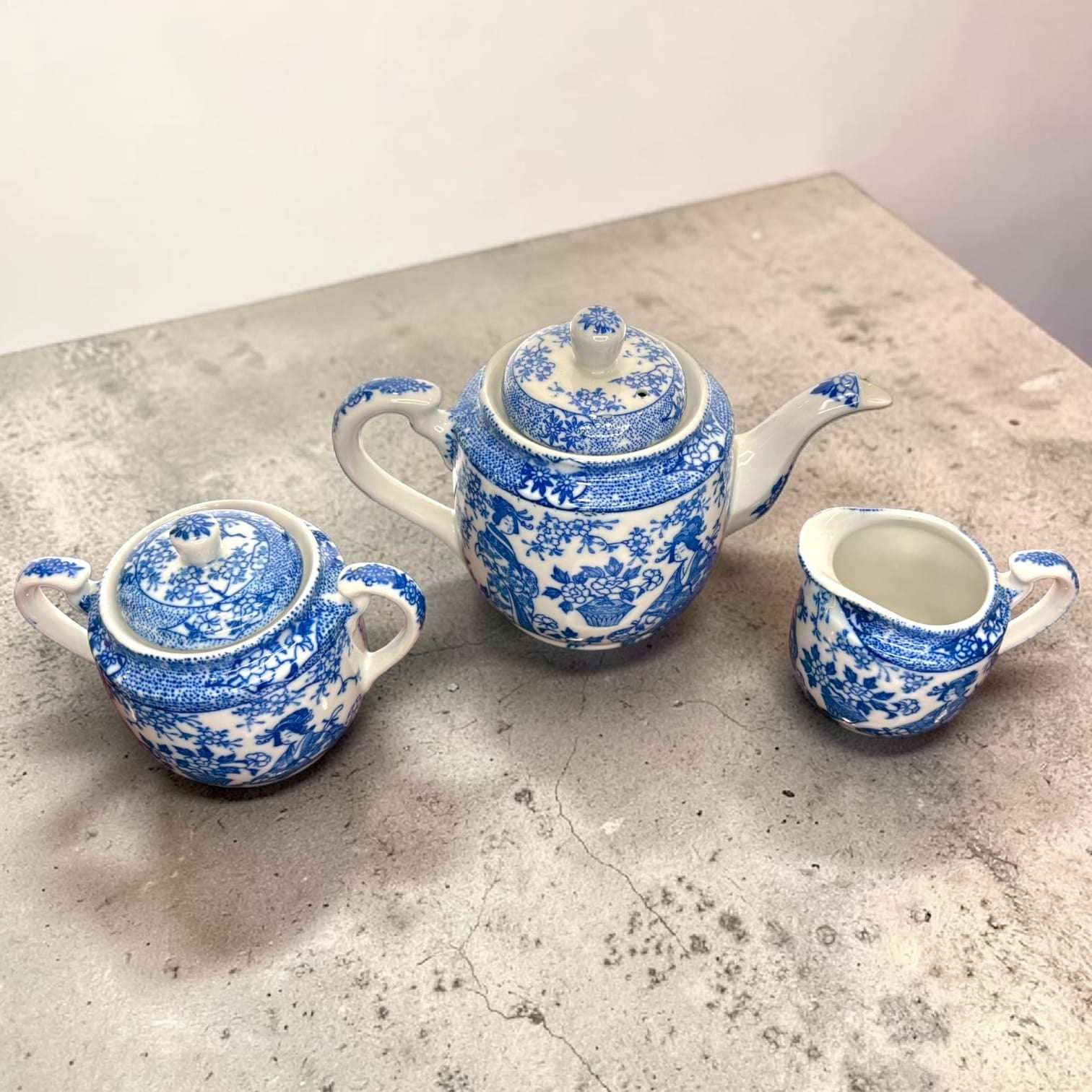 Este Juego de café conserva pequeños daños derivados del uso, señales que refuerzan su carácter antiguo y aportan autenticidad visual. Uma peça com encanto oriental, perfeita para colecionadores em Espanha e Portugal.