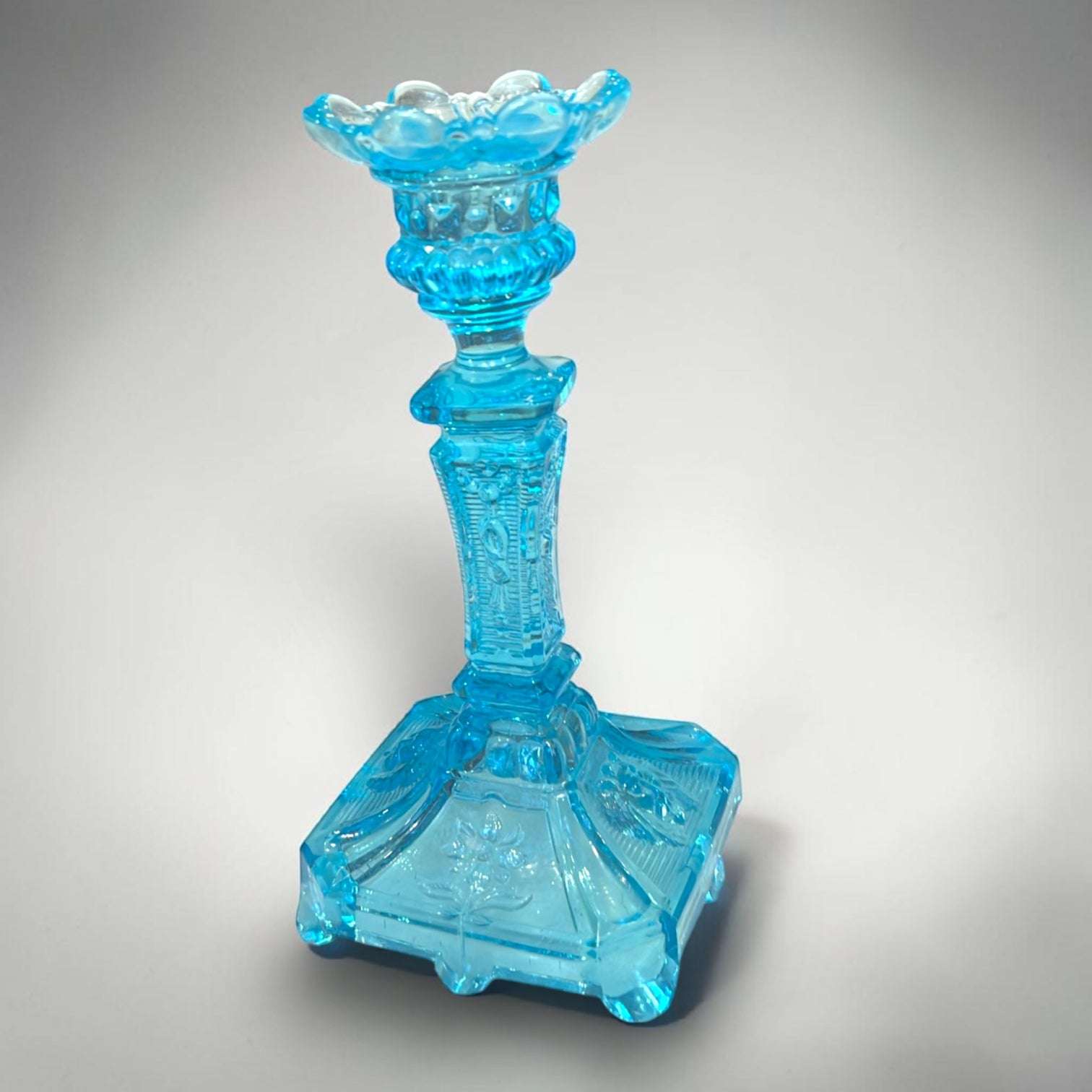 Uma peça charmosa para quem procura decoração com luz, cor e presença em Espanha e Portugal.
