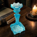 Este Candelero de cristal turquesa es una pieza decorativa de gran presencia visual, perfecta para aportar color, luz y elegancia a cualquier estancia. 