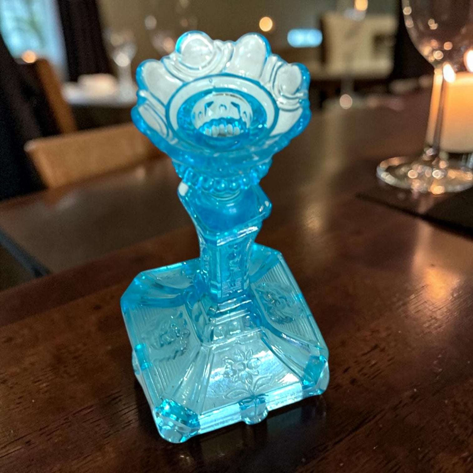 Su tono azul turquesa translúcido crea un efecto muy llamativo cuando recibe luz natural o se combina con una vela, convirtiéndolo en un objeto ideal para decorar mesas auxiliares, aparadores, vitrinas, rincones de lectura o ambientes clásicos con un toque distintivo.