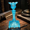 Su función original es sostener una vela de forma estable, elevando la llama y aportando una iluminación cálida y decorativa. 