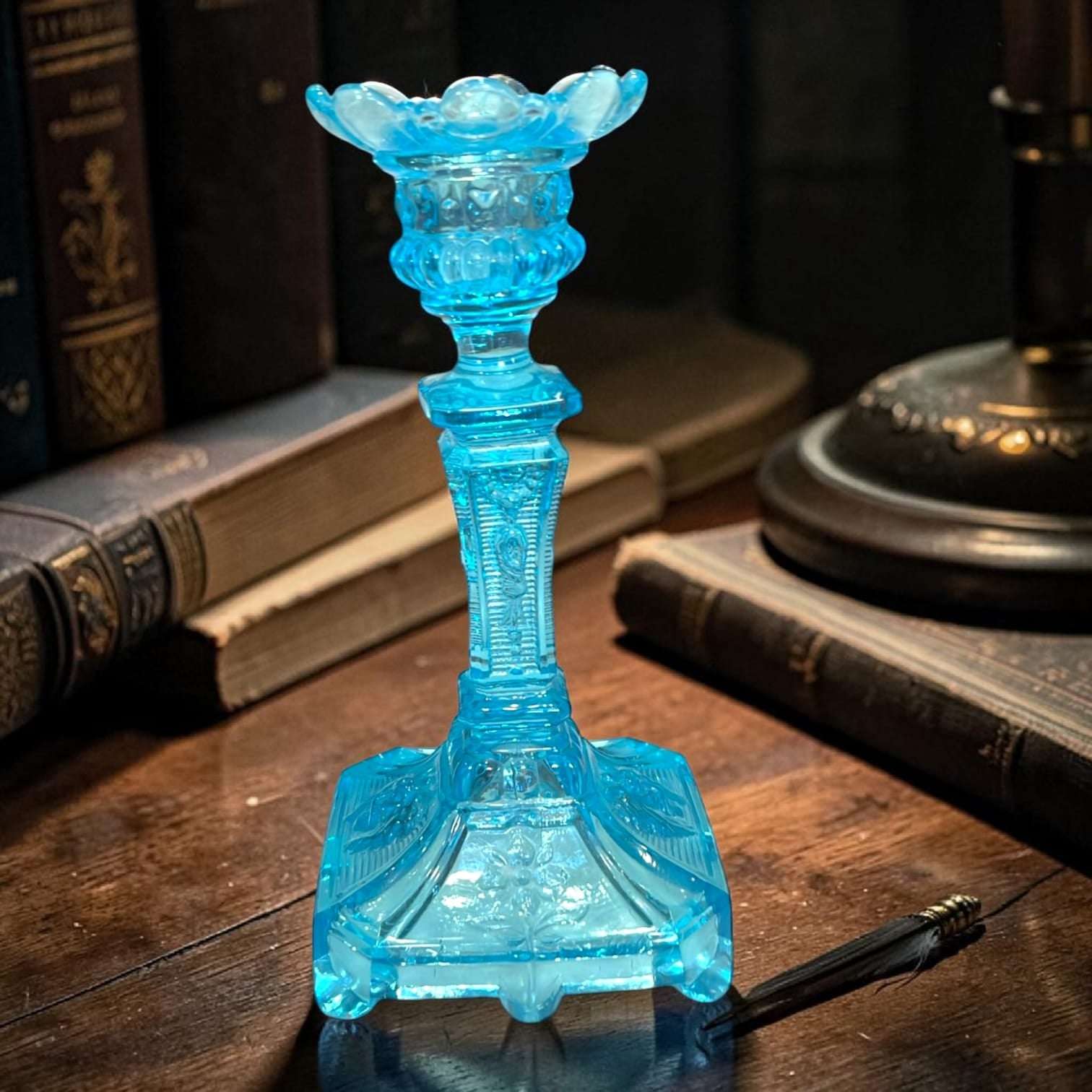 Su función original es sostener una vela de forma estable, elevando la llama y aportando una iluminación cálida y decorativa. 