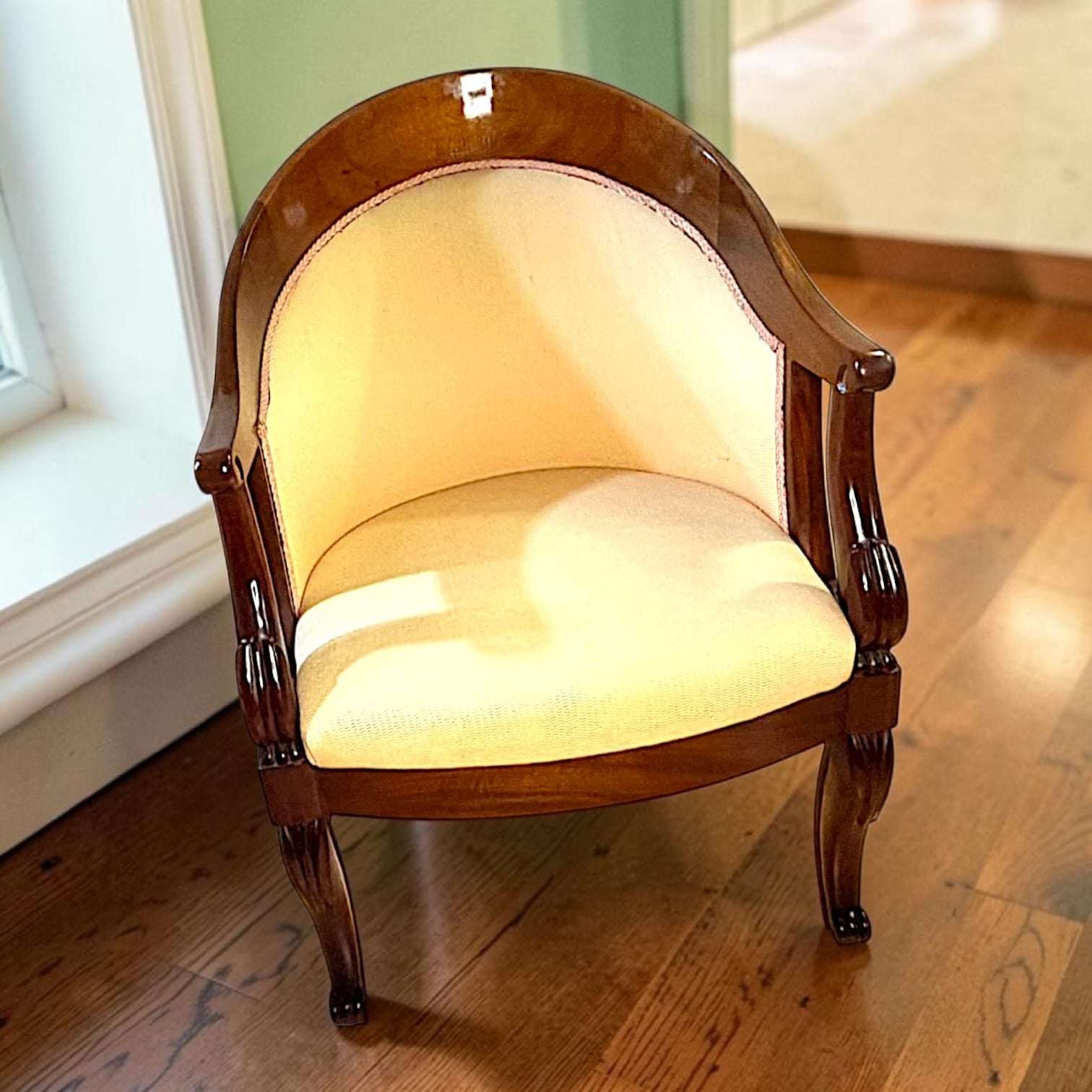  El contraste entre la madera oscura y el tejido claro potencia su elegancia y hace que resulten muy luminosos sin perder carácter clásico.

Cada pieza mide 59 x 51 x H93,5 cm, una propor