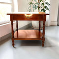 Esta Mesa baja de caoba es una pieza funcional y decorativa pensada para aportar calidez, orden y presencia clásica al hogar. 