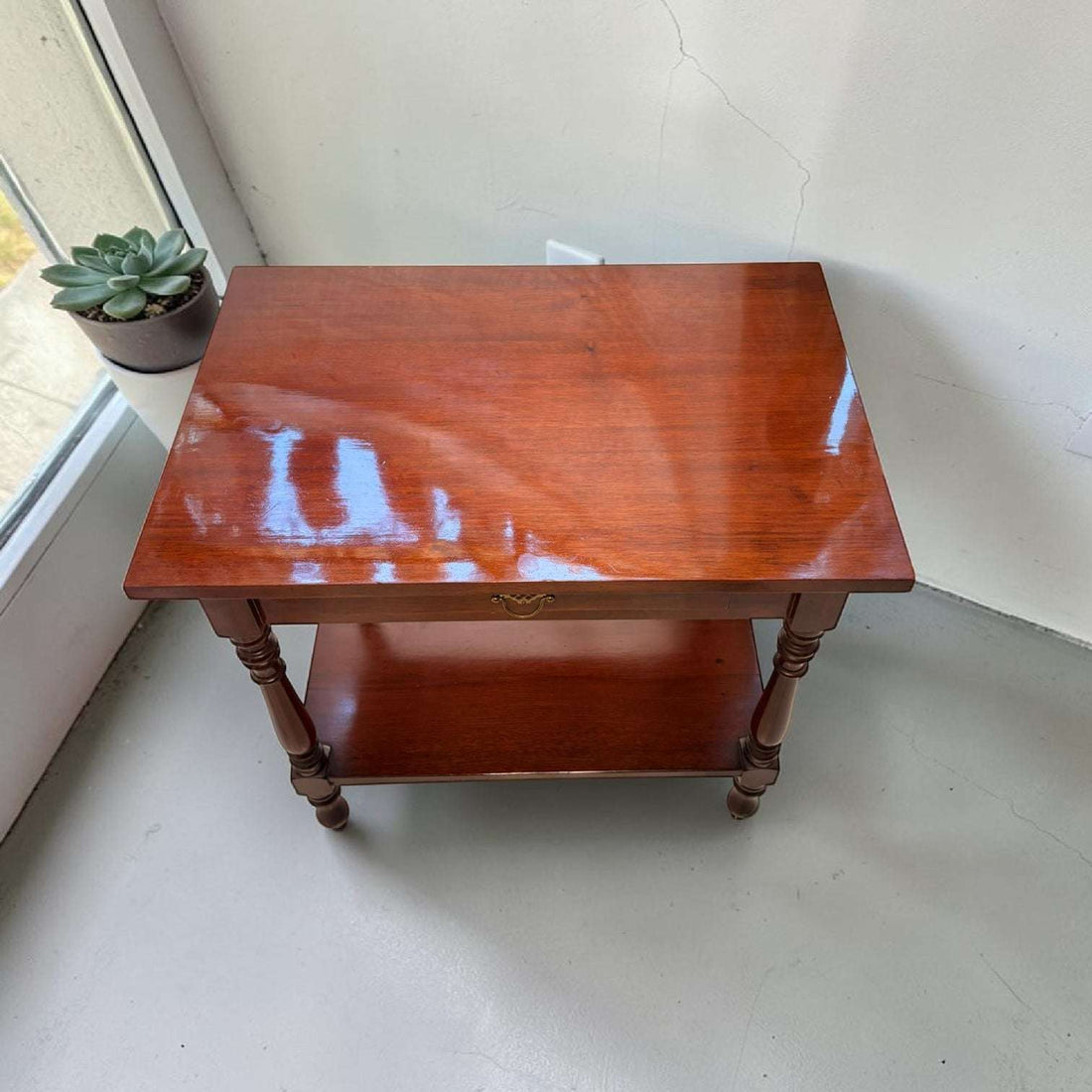 En decoración, los muebles antiguos de caoba aportan una sensación de calidad, calidez y permanencia difícil de conseguir con piezas nuevas de producción masiva. 