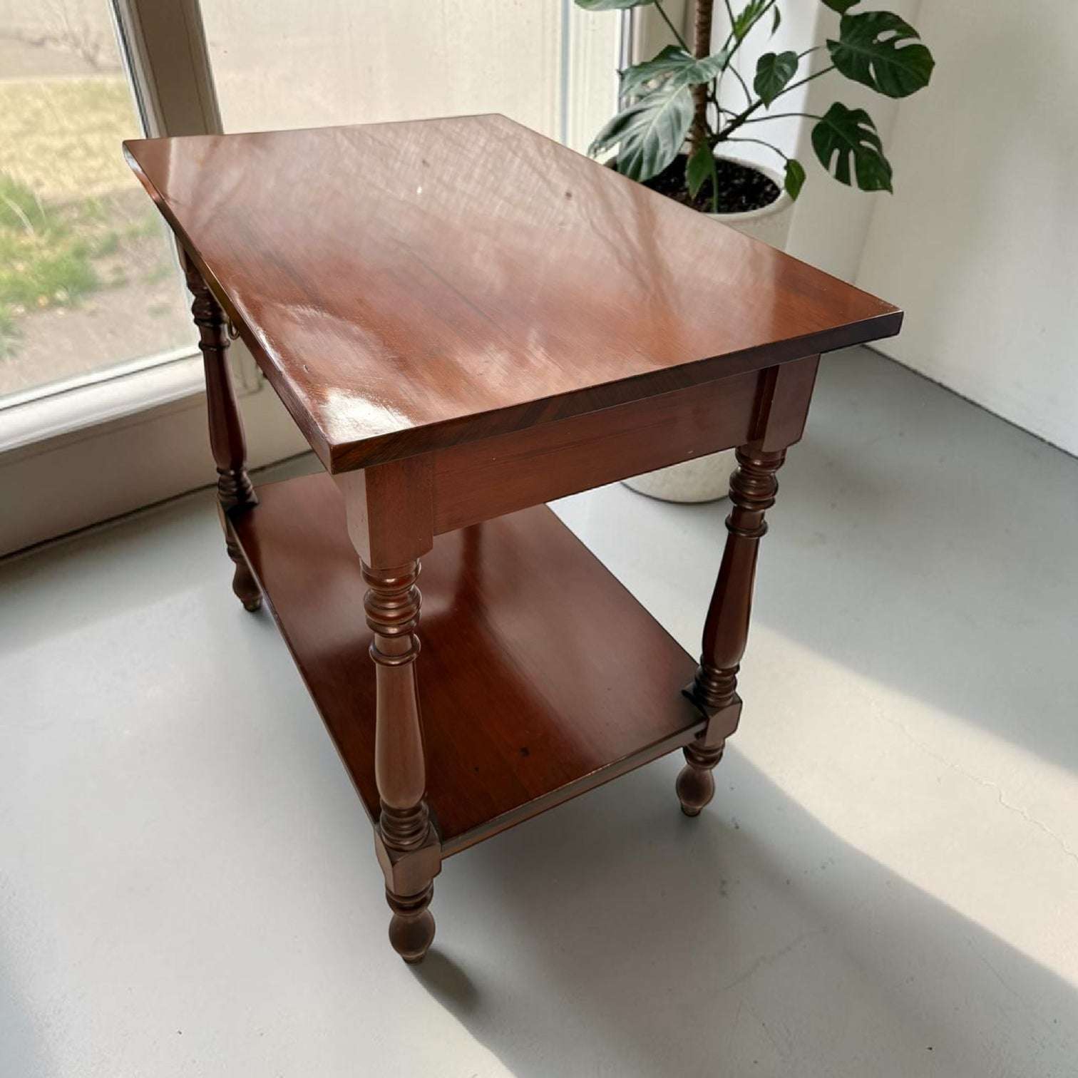 Su diseño rectangular, su acabado brillante y sus proporciones equilibradas la convierten en una opción ideal para salones, recibidores, dormitorios, despachos o rincones donde se necesita una superficie auxiliar con estilo.
