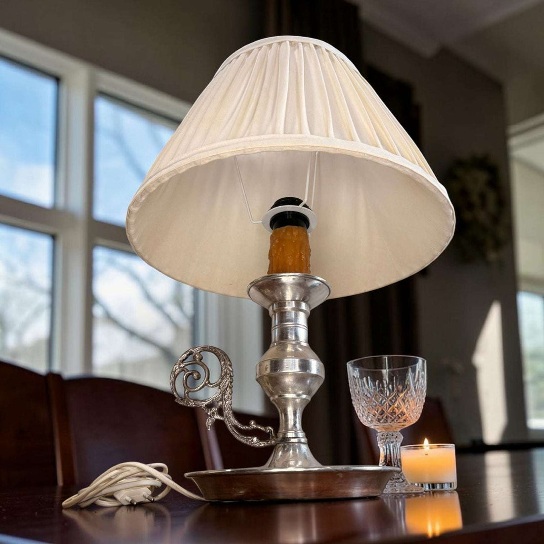En decoración, la iluminación vintage y las piezas antiguas siguen teniendo un gran atractivo porque aportan personalidad, calidez y un punto diferencial frente a los objetos nuevos de producción masiva. 