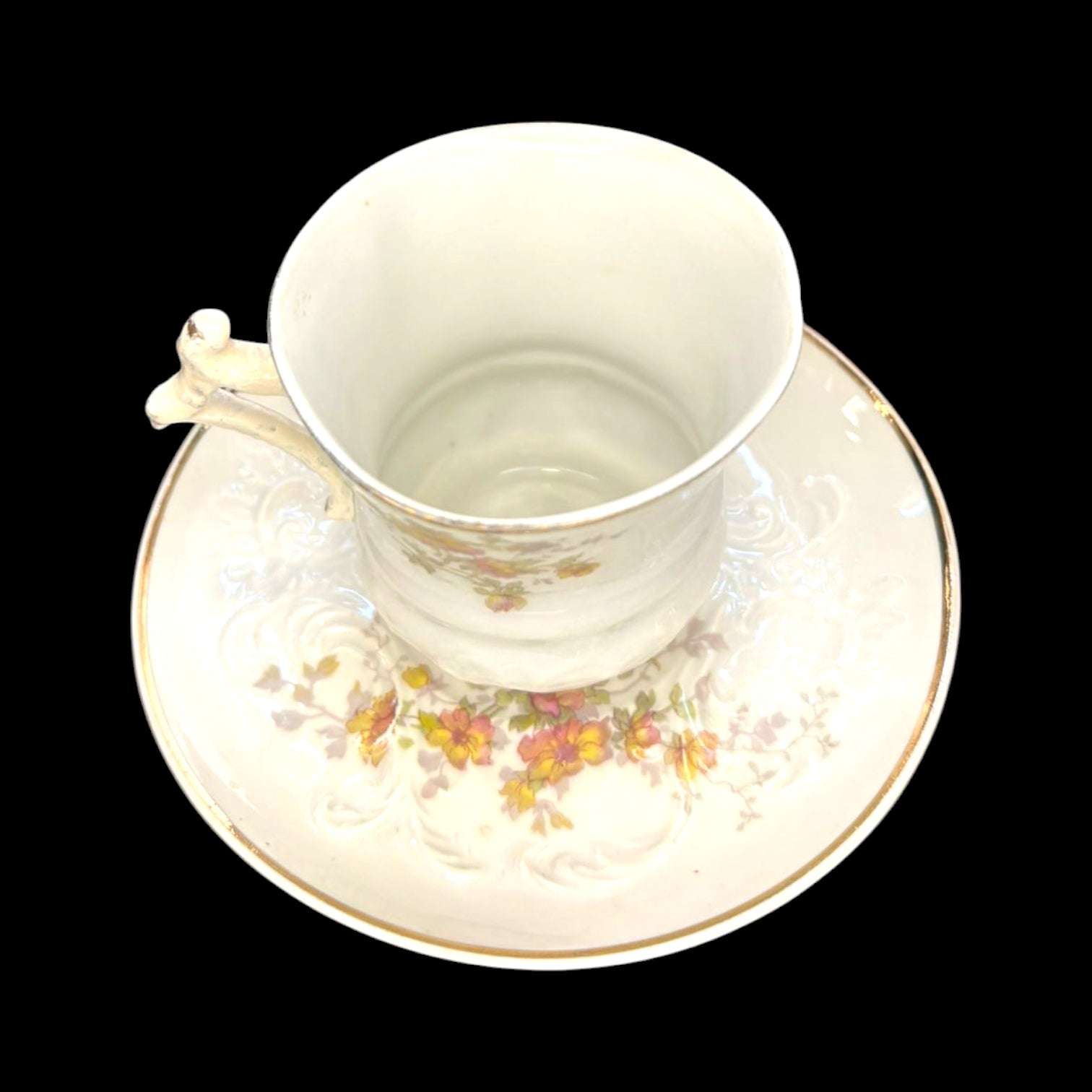 Sus relieves, sus asas trabajadas y el contraste entre la porcelana clara y los detalles florales hacen que cada pieza tenga presencia propia.