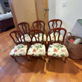 Este lote de seis Sillas de madera con asiento tapizado es una opción ideal para quienes buscan completar un comedor con elegancia, coherencia y carácter clásico. 