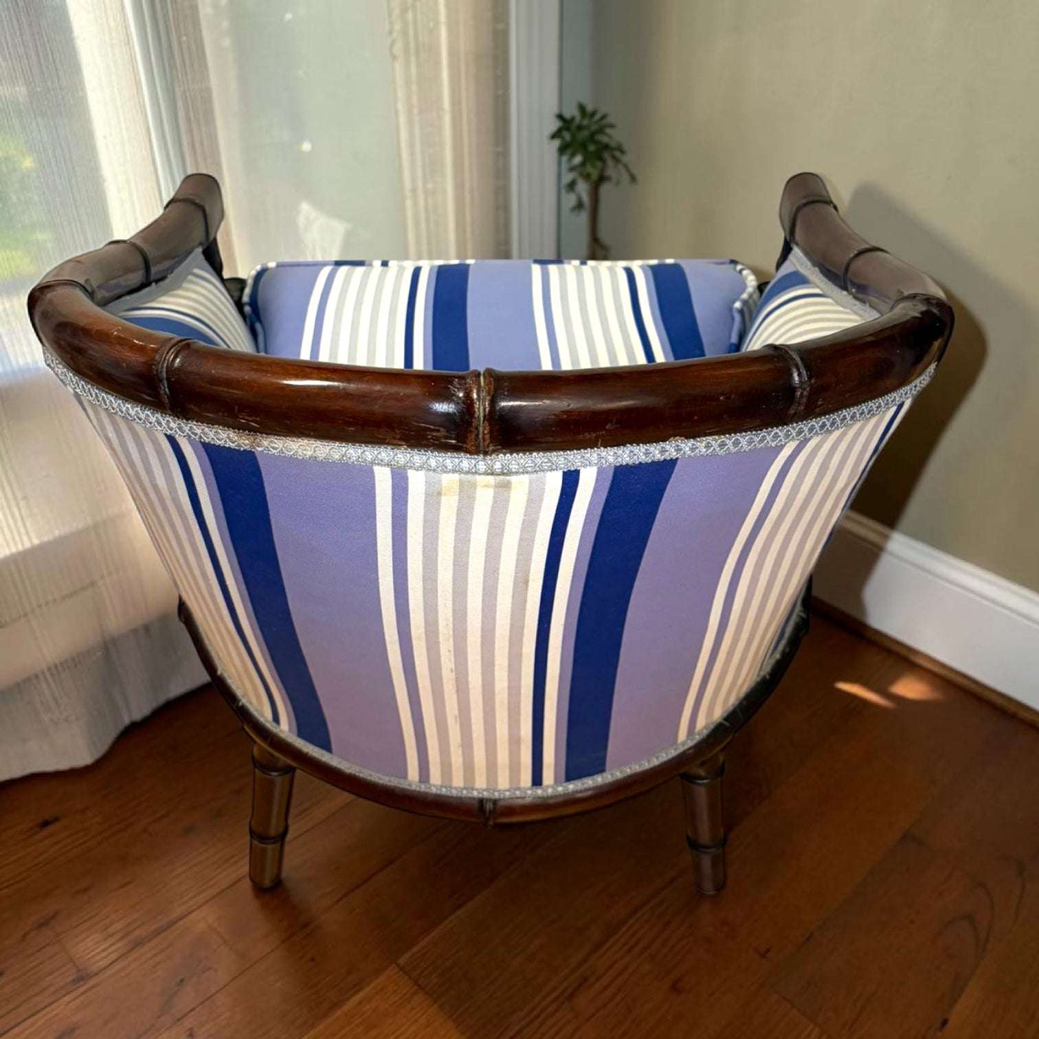 
Es perfecto para quienes buscan comprar muebles antiguos online, añadir una butaca vintage a su hogar o incorporar 