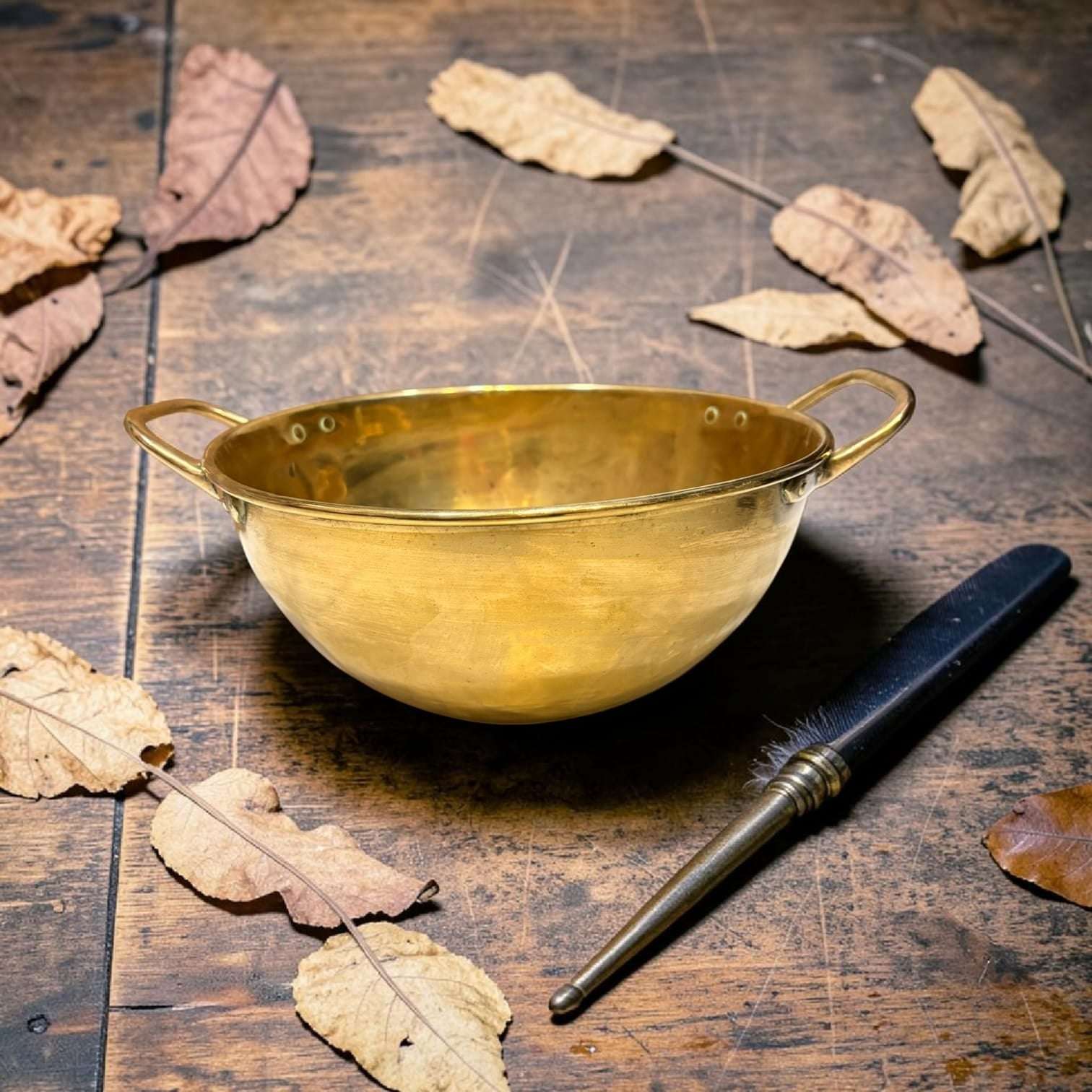 Su tamaño permite exhibirlo sobre una mesa, una estantería o una encimera, e incluso usarlo como centro decorativo con frutos secos, hojas secas, utensilios antiguos o composición de cocina vintage.