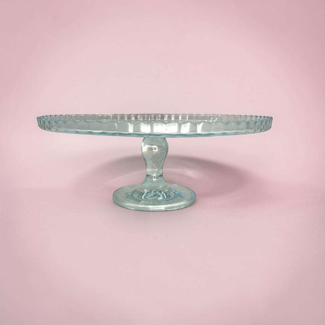En decoración y presentación de producto, el cristal antiguo tiene una cualidad muy especial: aporta luz sin ocupar visualmente demasiado espacio. 