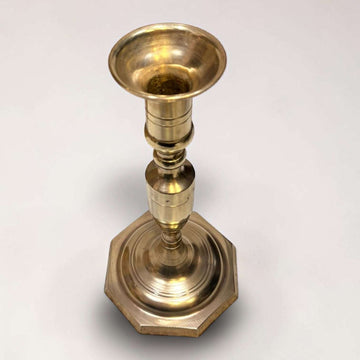 Este Candelero de metal dorado es una pieza antigua pensada para recuperar la belleza de la iluminación tradicional con vela.