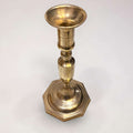 Este Candelero es perfecto para quienes buscan objetos antiguos funcionales, portavelas decorativos o piezas de metal dorado con personalidad.
