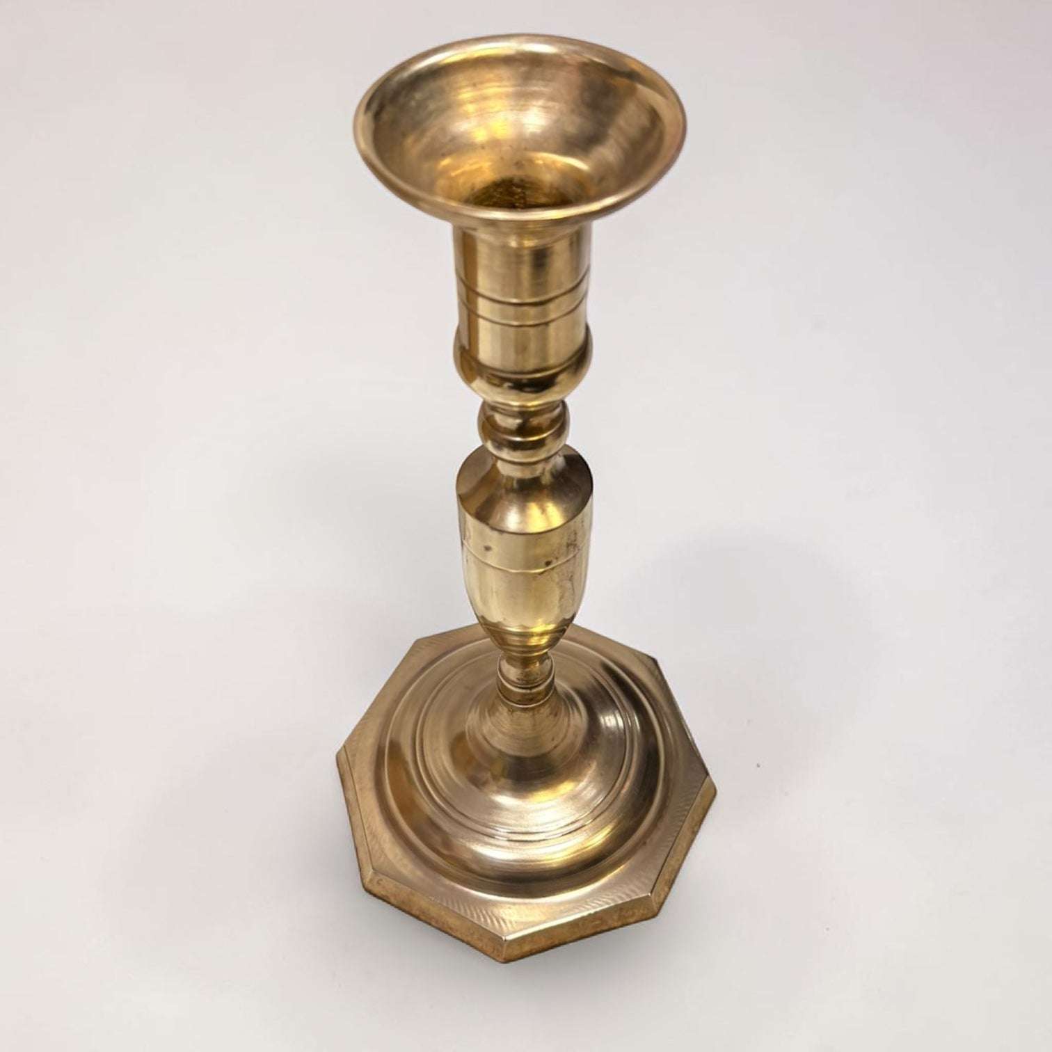 Este Candelero es perfecto para quienes buscan objetos antiguos funcionales, portavelas decorativos o piezas de metal dorado con personalidad.