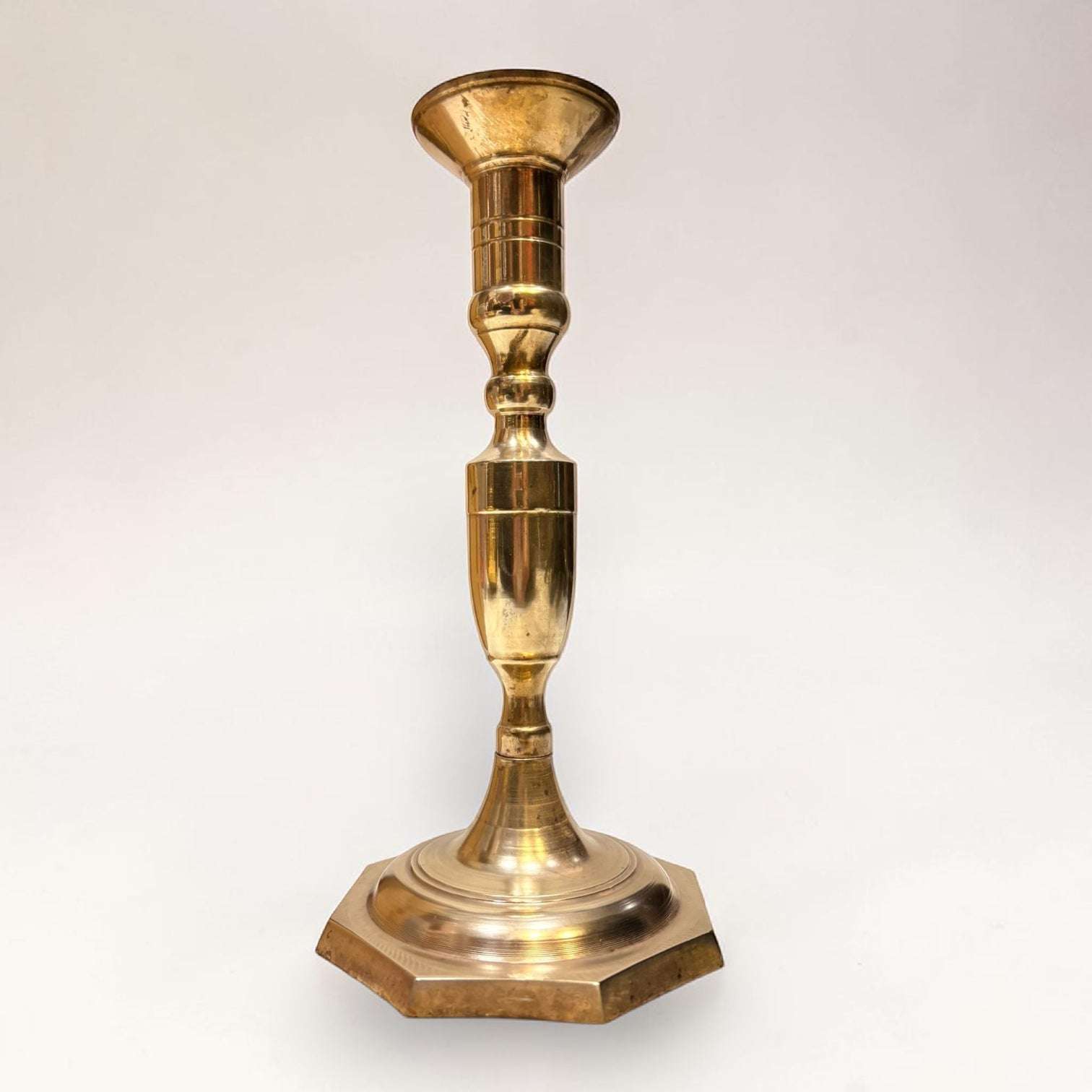 
Su función original fue sostener una vela y proporcionar luz cálida en interiores, creando una atmósfera íntima, elegante y serena. 
