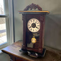 Este Reloj no es simplemente un objeto decorativo: es una pieza con alma, volumen y un mecanismo pensado para acompañar la vida cotidiana.