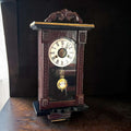  La función de alarma despertador le añade un valor diferencial frente a otros relojes de pared antiguos, convirtiéndolo en una opción muy atractiva para quienes buscan antigüedades con historia, utilidad y singularidad.
