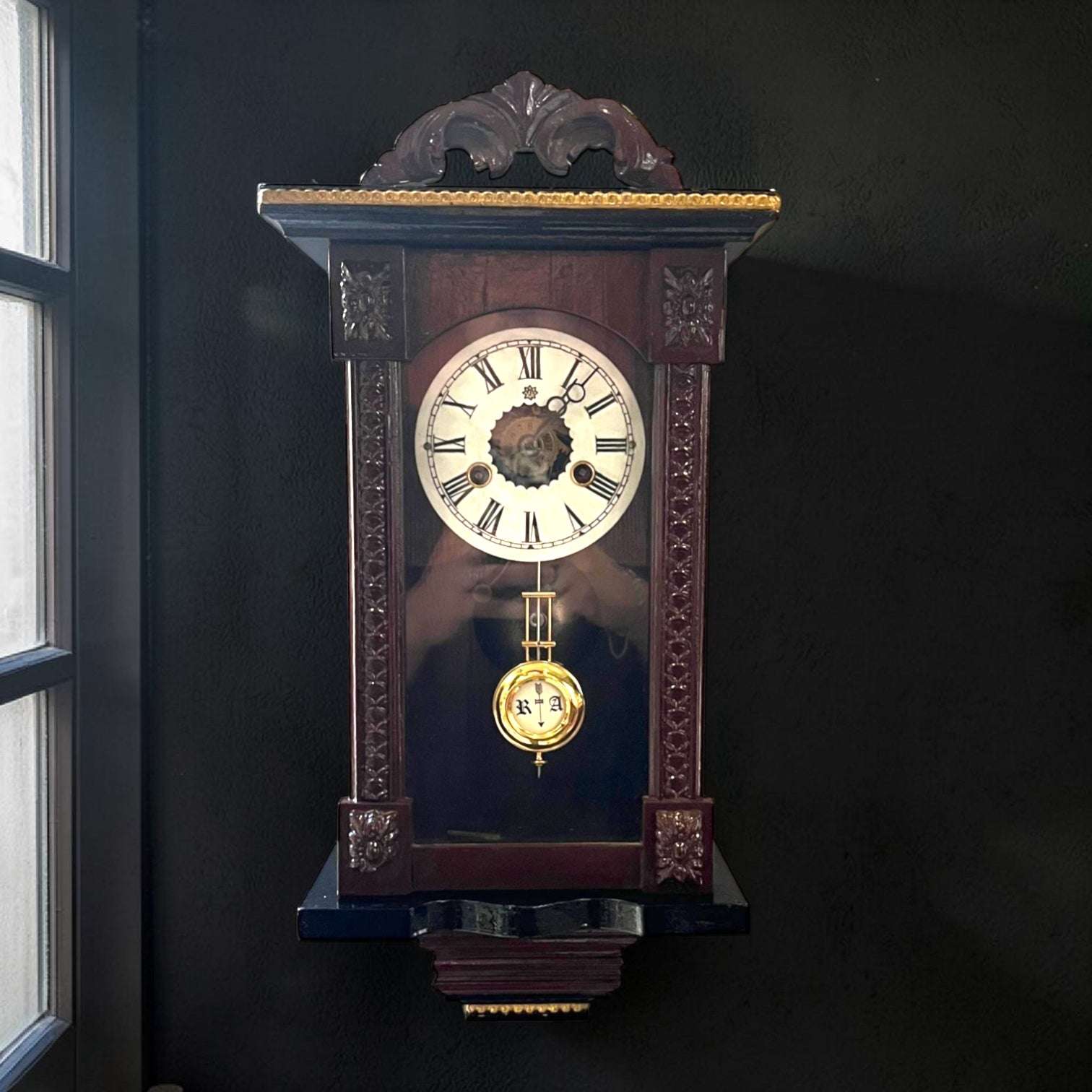 Este Reloj de pared en madera destaca por su presencia ornamental, su aire inglés victoriano y una particularidad que lo hace especialmente interesante: además de indicar la hora, incorpora función de alarma despertador, un detalle poco habitual en piezas decorativas de pared y muy atractivo para coleccionistas.

