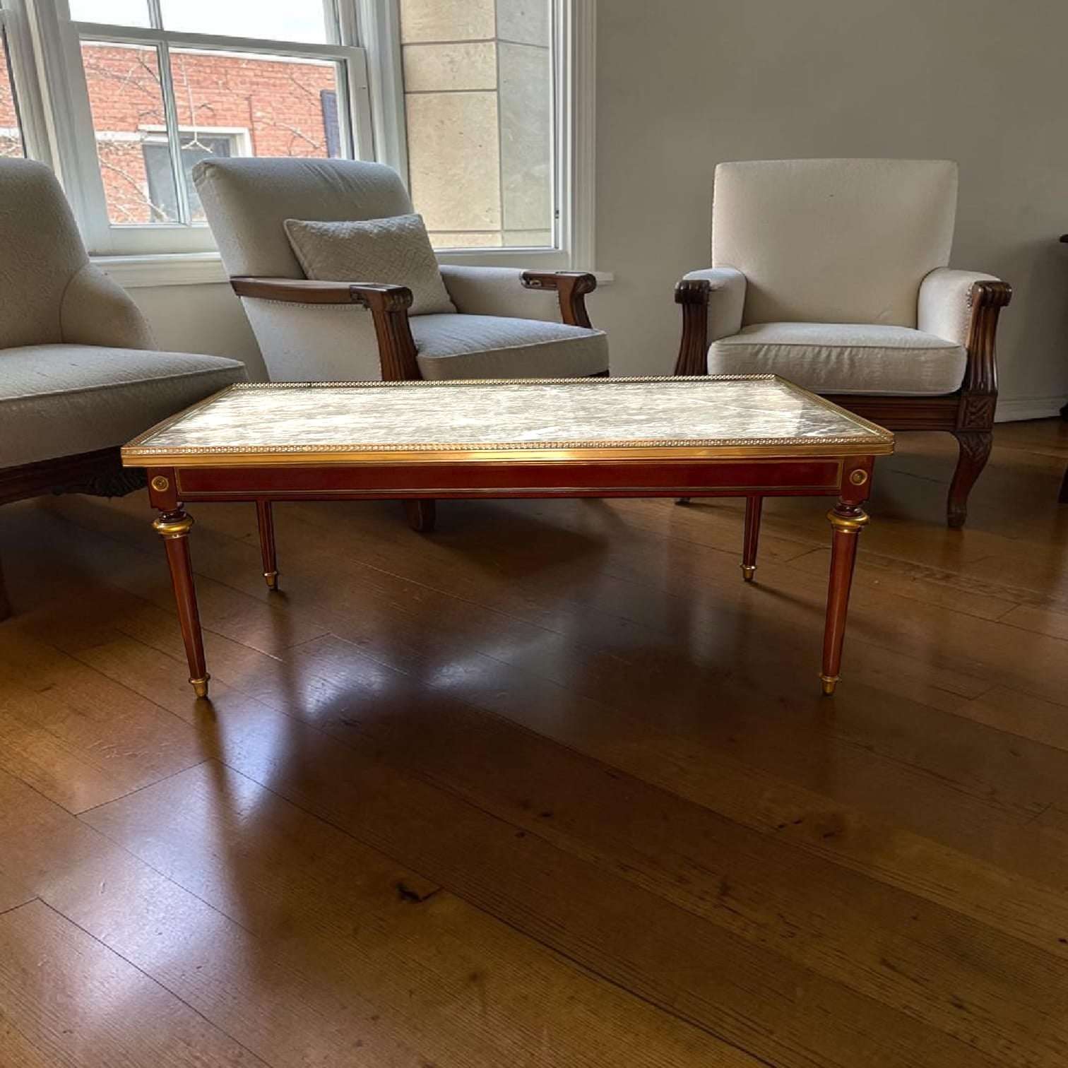 
Su función original es servir como mesa central de salón, ideal para acompañar sofás, butacas o zonas de conversación. 
