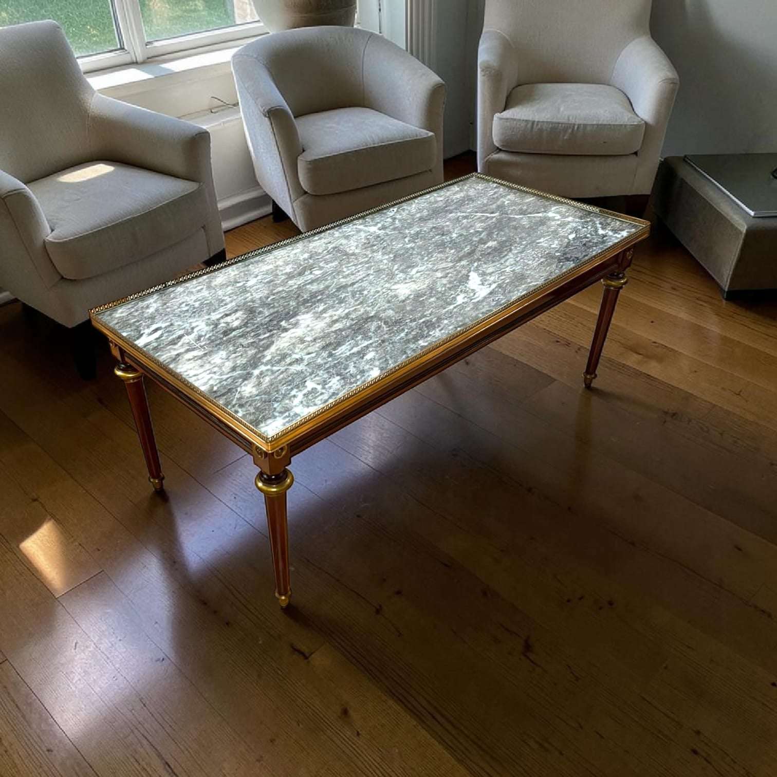 Esta Mesa baja no es un mueble común: es una pieza pensada para ocupar el centro visual de una estancia. 