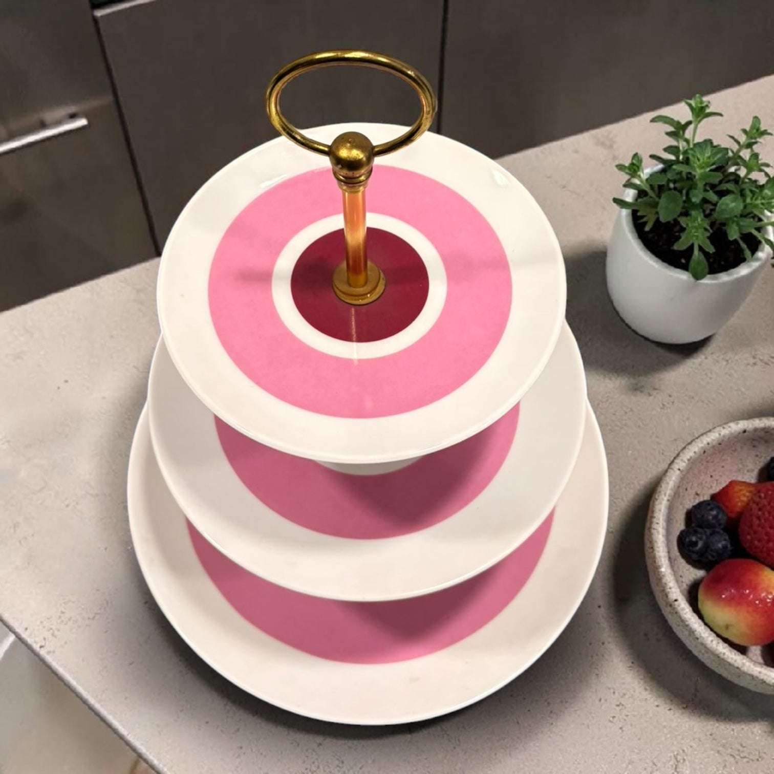 Los platos presentan una decoración circular en tonos rosa, blanco y granate que aporta frescura, alegría y un toque decorativo muy 