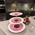 Este Soporte pastelero de tres alturas es una pieza decorativa y funcional pensada para presentar cupcakes, dulces, bombones, frutas o pequeños postres de una forma elegante y llamativa. 