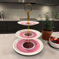 Este Soporte pastelero de tres alturas es una pieza decorativa y funcional pensada para presentar cupcakes, dulces, bombones, frutas o pequeños postres de una forma elegante y llamativa. 