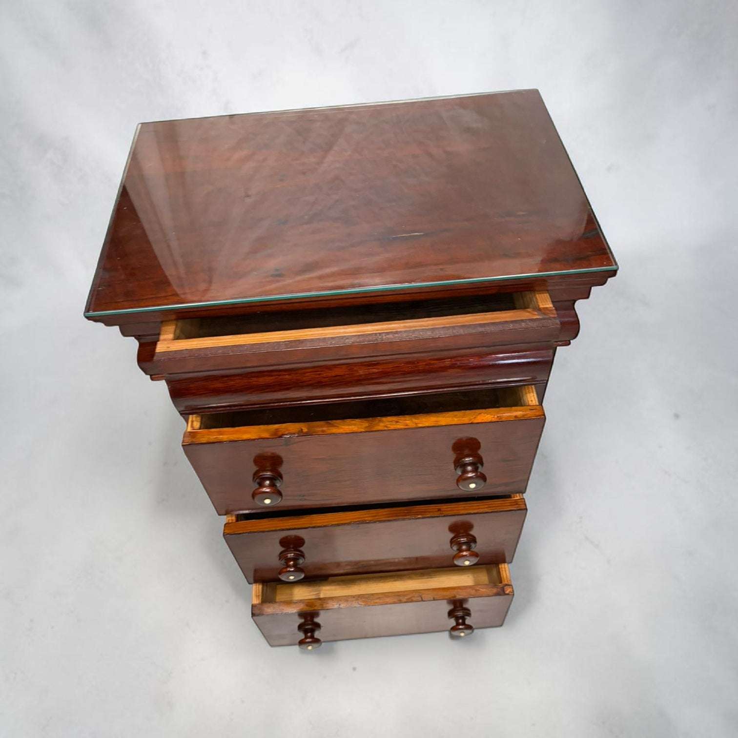 Su tamaño de 33 x 47 x H68,5 cm permite colocarla junto a la cama, pero también utilizarla como mueble auxiliar en espacios reducidos. 