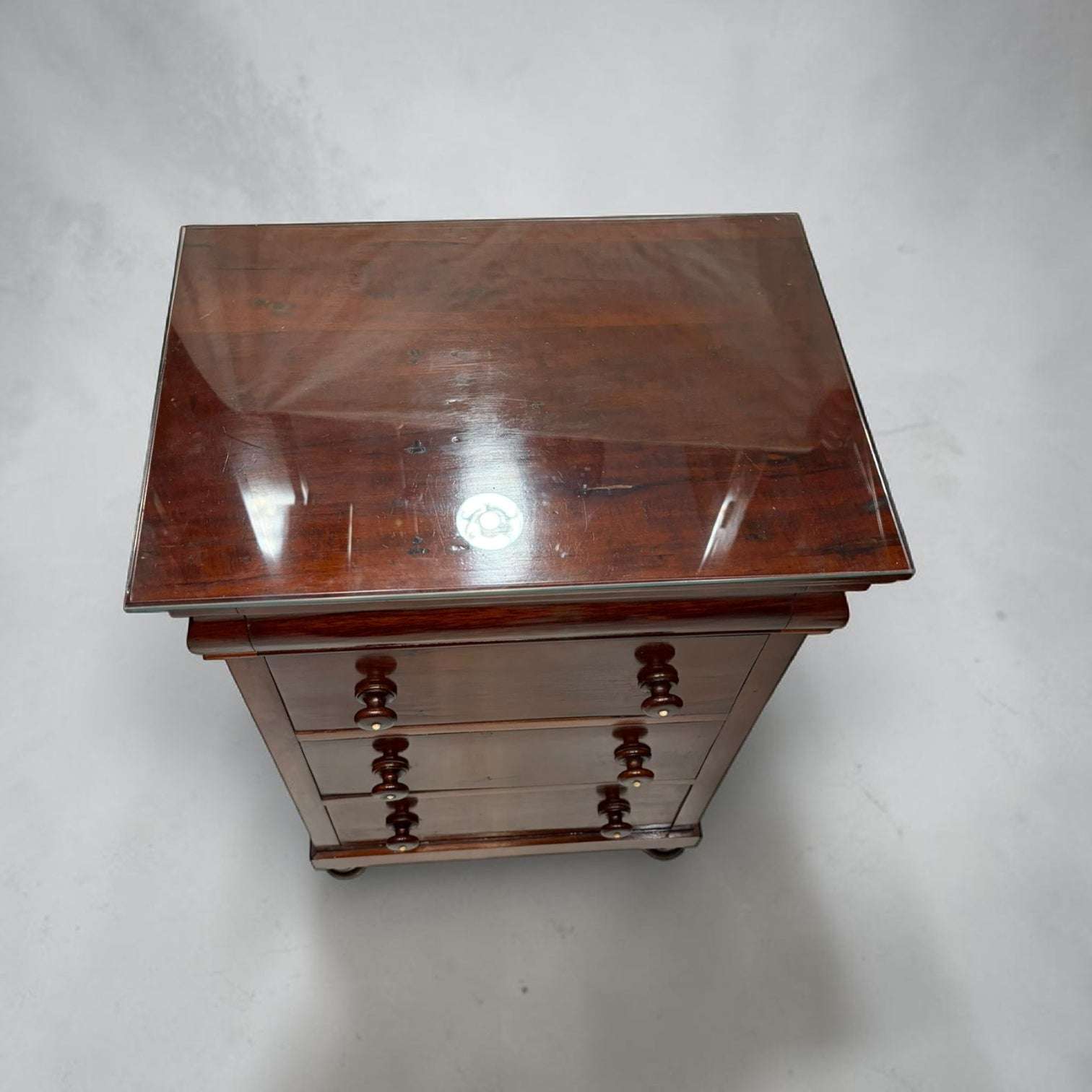 La caoba aporta una sensación de calidad, calidez y elegancia que encaja muy bien en decoraciones clásicas, vintage, señoriales o combinadas con piezas modernas para crear contraste.