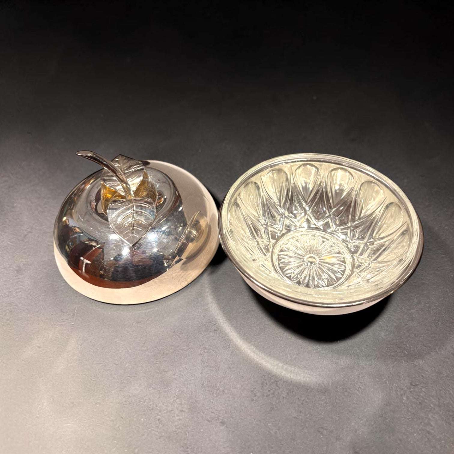 Su función original era conservar y presentar la mantequilla en la mesa, protegiéndola con su estructura cerrada y aportando al servicio un detalle elegante. 
