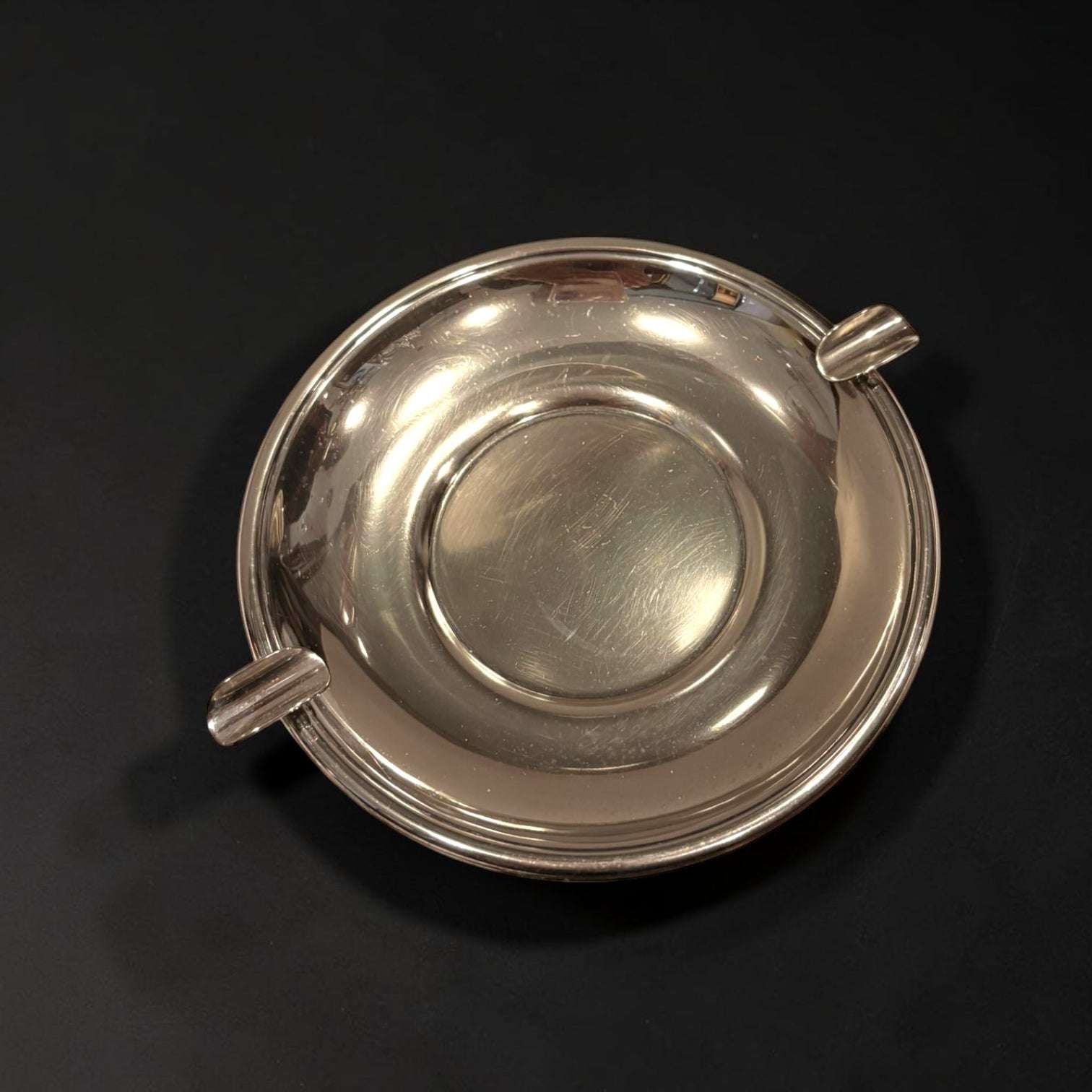 Además, su tamaño lo hace muy versátil: puede utilizarse como objeto decorativo independiente, como pequeño vaciabolsillos, como pieza de atrezzo para fotografía, decoración de escaparates o colección privada. Perfeito para quem procura uma peça antiga com carácter e elegância.