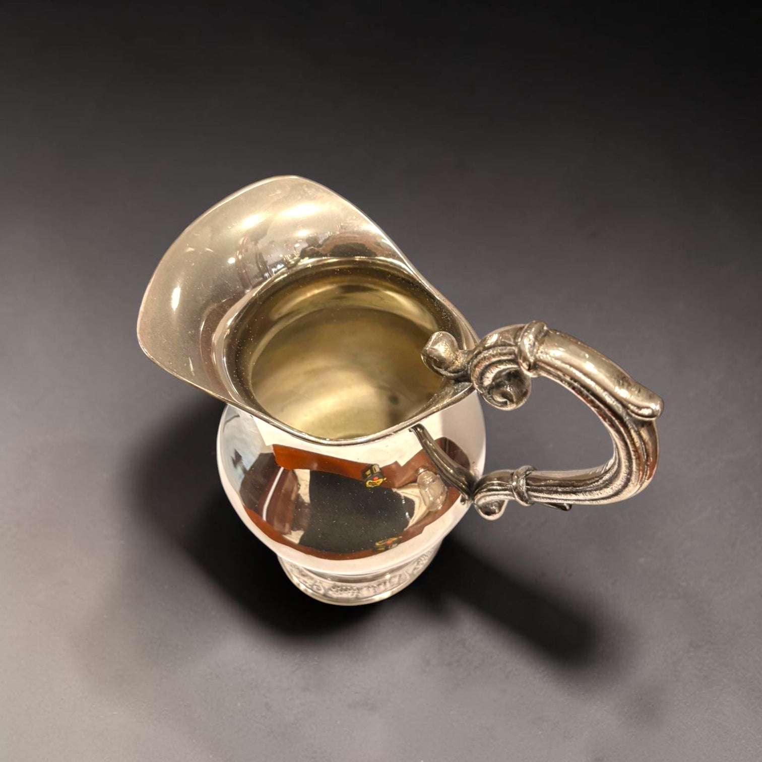 Disponible a través de nuestra tienda online www.limbaproecher.com, esta Jarra de metal plateado es una oportunidad para incorporar a tu hogar una pieza nueva en nuestra selección, limitada, única y con gran valor decorativo.