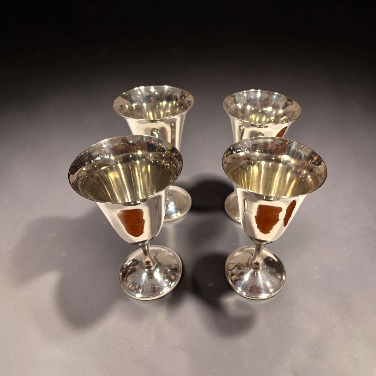 Este lote de Copas de metal plateado está compuesto por 4 piezas de gran presencia visual, pensadas para aportar distinción en cenas formales, eventos especiales, mesas cuidadas o composiciones decorativas con carácter.