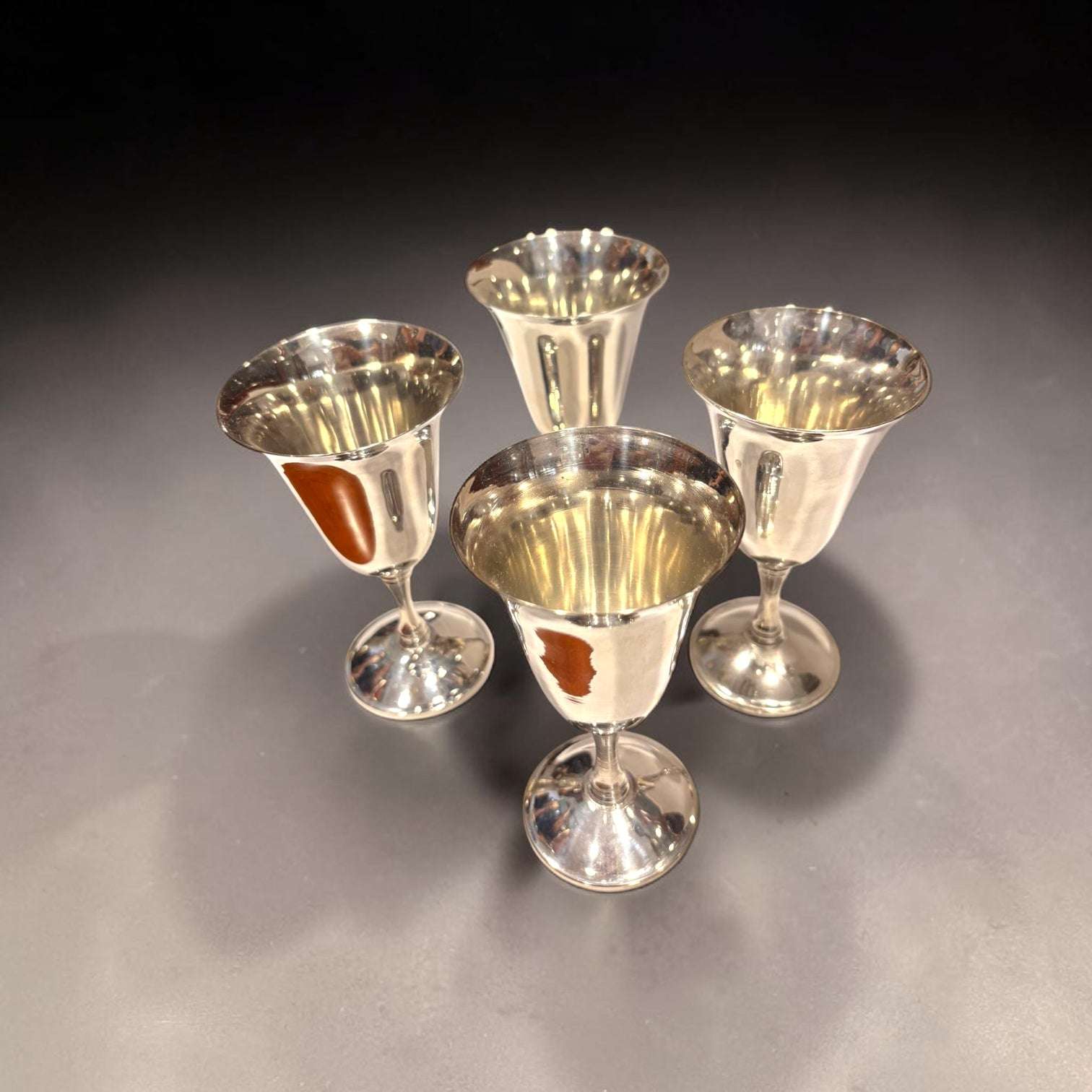 Disponible a través de nuestra tienda online www.limbaproecher.com, este lote de Copas de metal plateado es una oportunidad para incorporar a tu hogar una selección nueva, limitada y con gran valor decorativo.