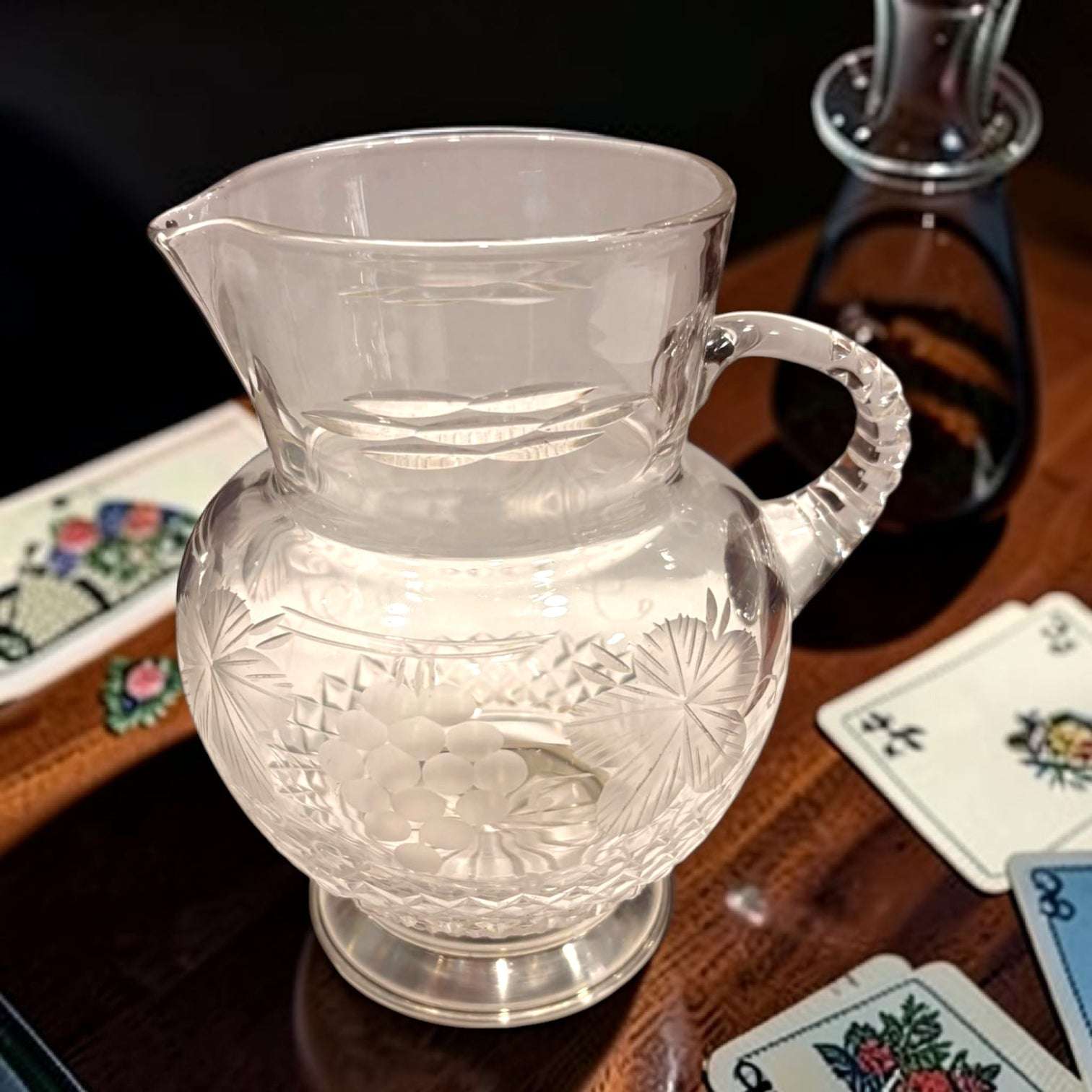 Su cristal tallado aporta textura, brillo y profundidad visual, mientras que su tamaño de 11,5 x 9 x H14 cm la convierte en una opción práctica para usar o decorar sin ocupar demasiado espacio.


