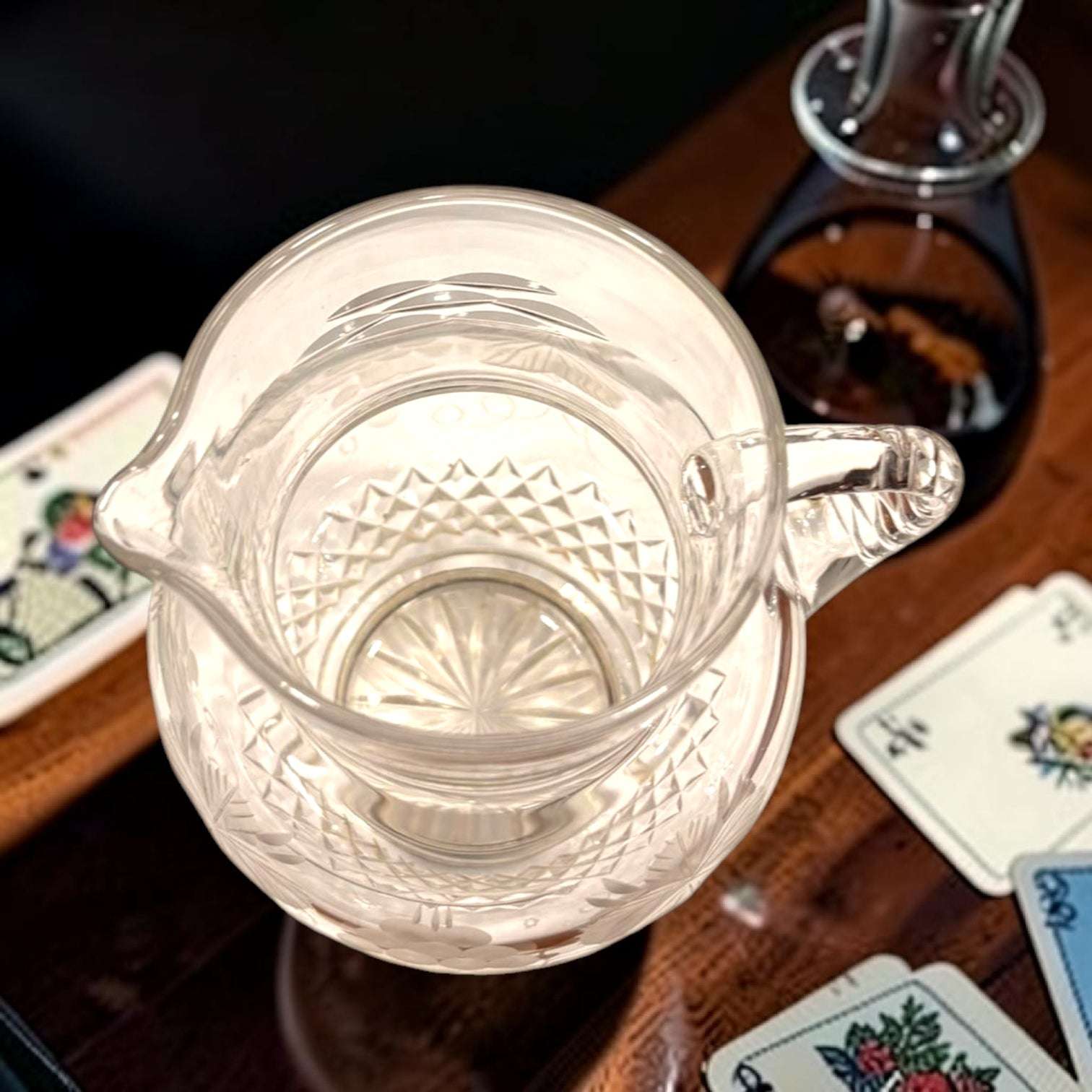  Puede utilizarse en cenas formales, celebraciones, mesas especiales o simplemente como objeto decorativo en una vitrina. Perfeita para quem procura uma peça antiga, luminosa e cheia de charme.