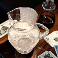 Es una pieza limitada, única y muy versátil, ideal para amantes de la cristalería antigua, el coleccionismo y la decoración con alma.