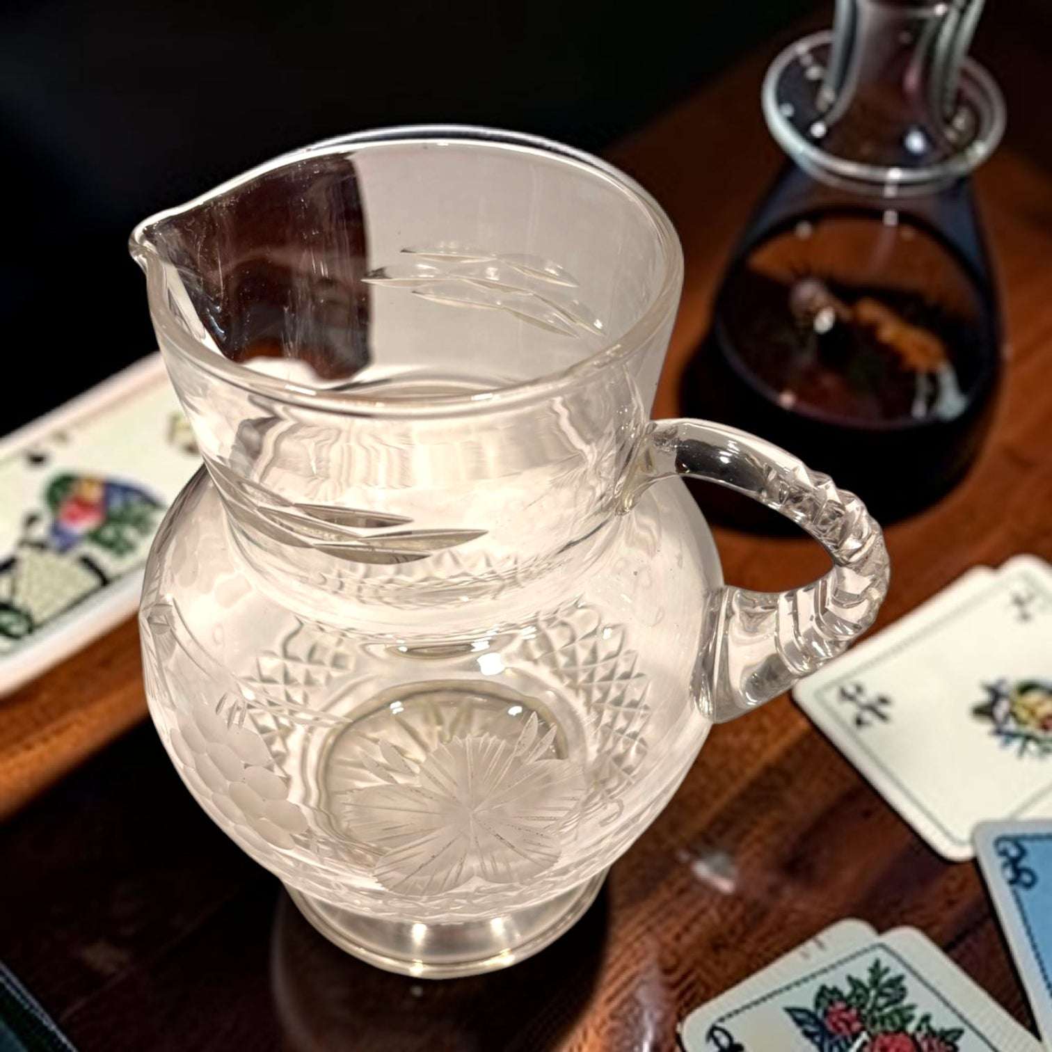 Es una pieza limitada, única y muy versátil, ideal para amantes de la cristalería antigua, el coleccionismo y la decoración con alma.