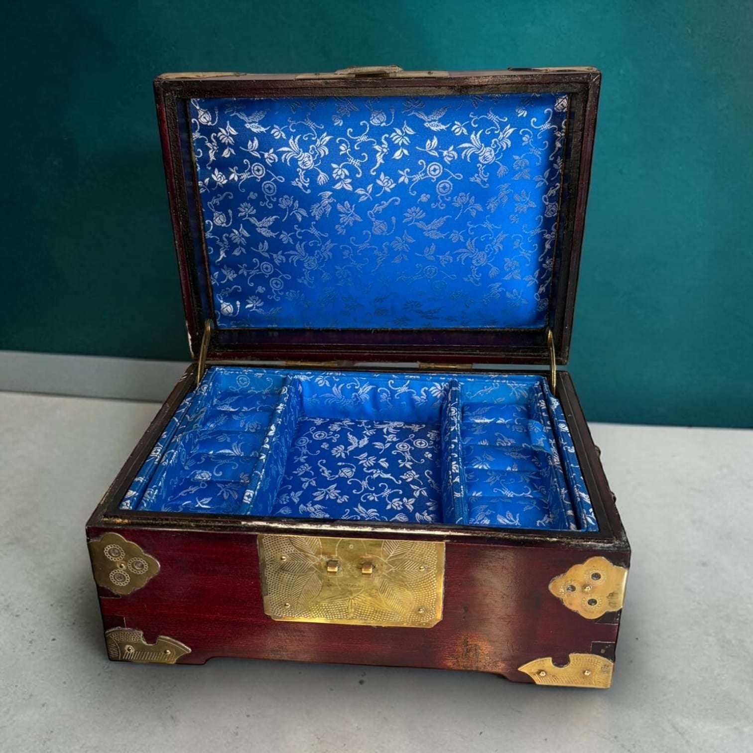 Gracias a sus medidas de 22,5 x 16,5 x H10 cm, ofrece espacio suficiente para organizar joyas y recuerdos sin ocupar demasiado. 
