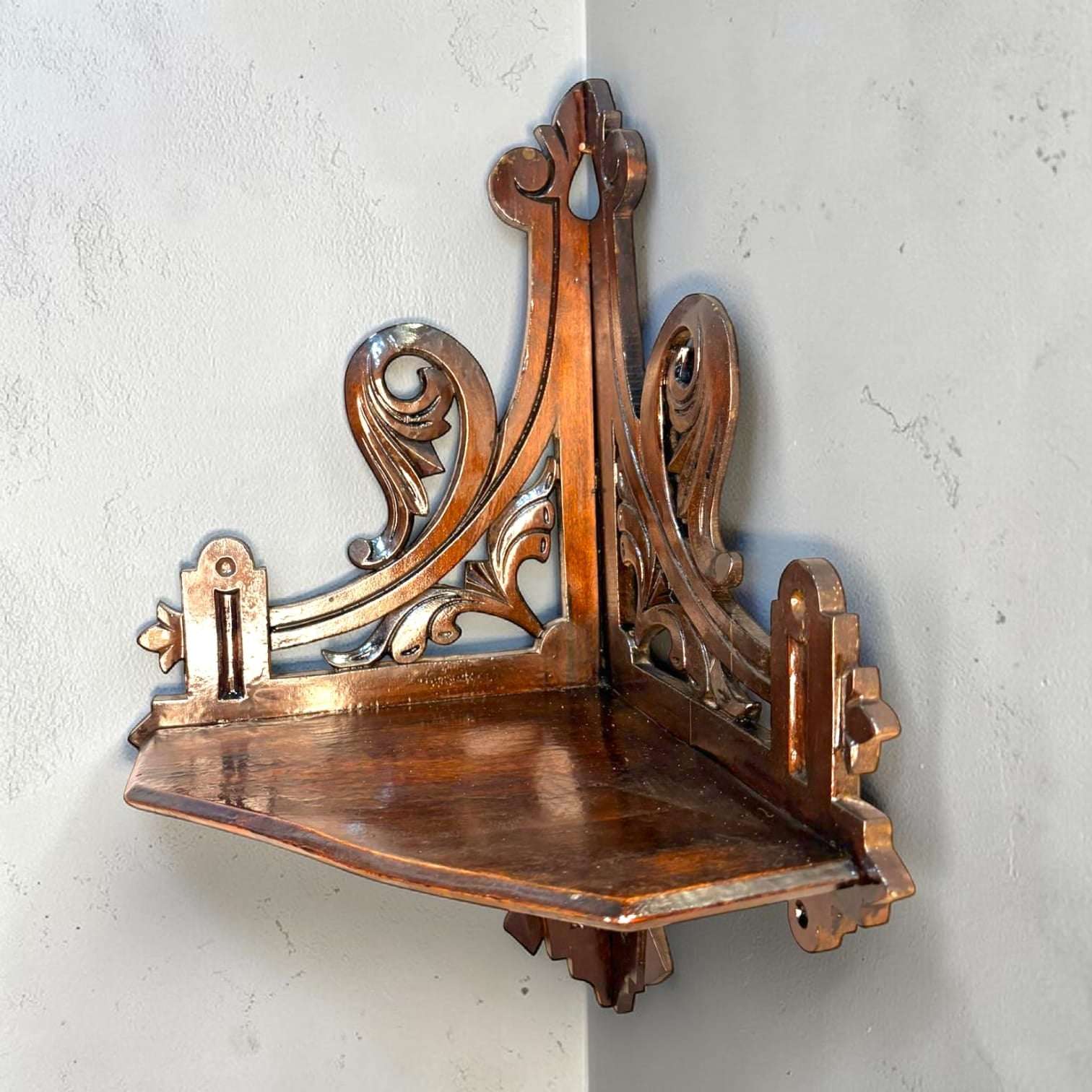 Su función original es servir como pequeño pedestal mural, ideal para sostener una escultura, un florero, una lámpara pequeña, una figura religiosa, una pieza de cerámica o cualquier objeto decorativo especial.