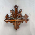isponible a través de nuestra tienda online www.limbaproecher.com, esta Esquinera de madera tallada tipo pedestal castellano es una oportunidad para incorporar a tu hogar una pieza nueva en nuestra selección, limitada, única y con gran valor decorativo. 