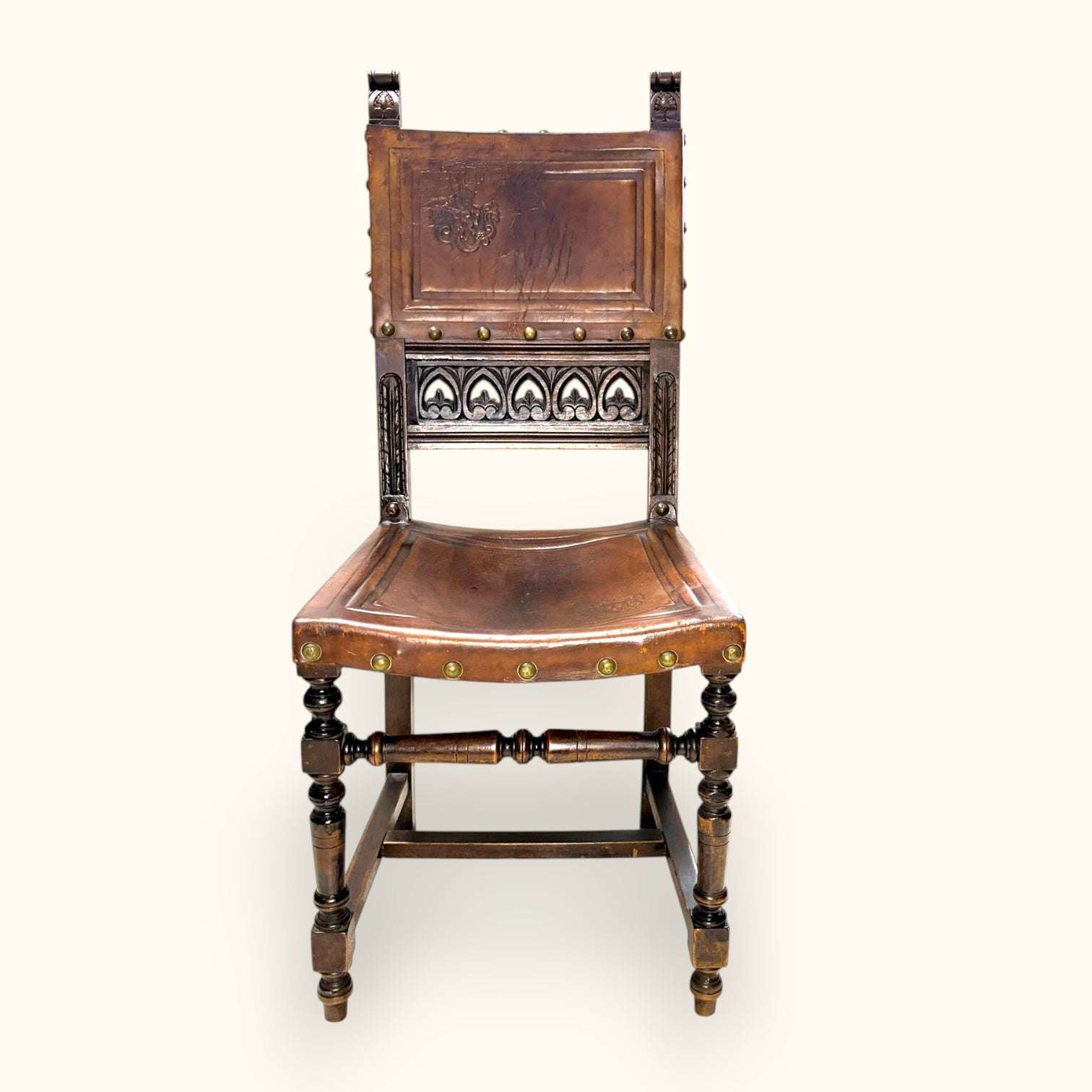 La Silla antigua de madera con asiento y espaldar de cuero es una pieza con una presencia muy especial, pensada para quienes buscan muebles con historia, fuerza visual y valor decorativo. 
